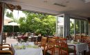 Restaurant Offenes Restaurant mit Terrasse im Sommer