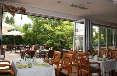 Restaurant Offenes Restaurant mit Terrasse im Sommer