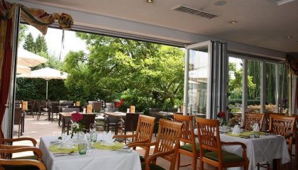 Restaurant Offenes Restaurant mit Terrasse im Sommer