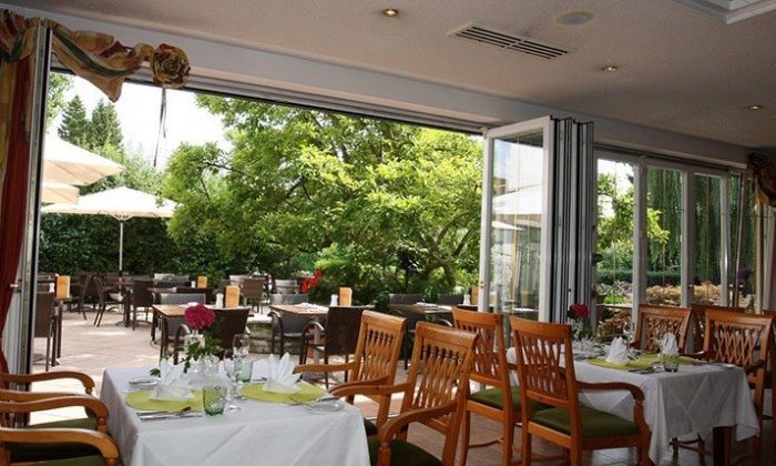 Restaurant Offenes Restaurant mit Terrasse im Sommer