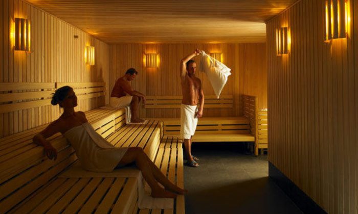 Sauna  Menschen in weißen Handtüchern genießen Saunagang