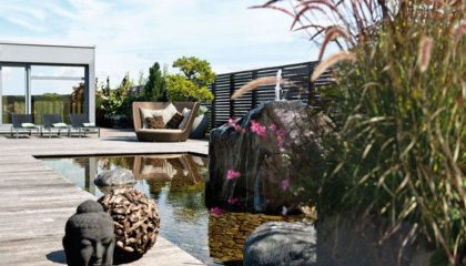 Aspira Relax Wellnessbereich auf dem Dach mit Teich und Sitzgelegenheiten