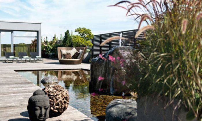 Aspira Relax Wellnessbereich auf dem Dach mit Teich und Sitzgelegenheiten