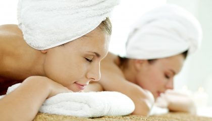 Sooth your Soul Zwei Frauen in weißen Handtüchern genießen Massage