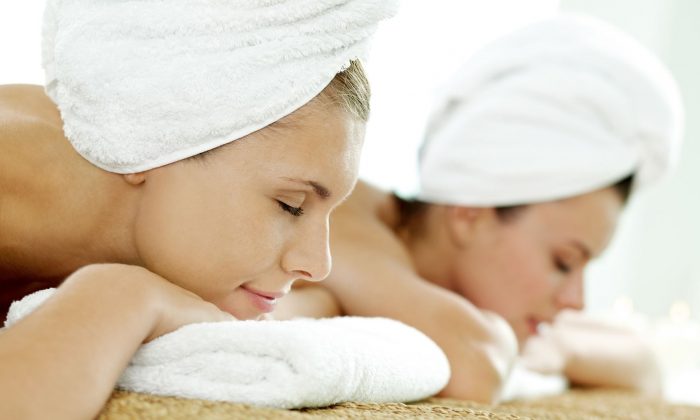 Sooth your Soul Zwei Frauen in weißen Handtüchern genießen Massage