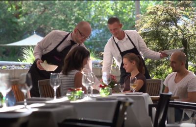 Garten Gruppe wird von zwei Servicekräften im Garten bedient