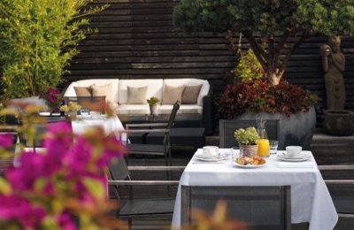 Garten 2 Für Frühstück gedeckter Tisch mit Orangensaft