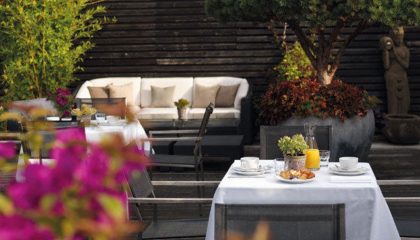 Garten 2 Für Frühstück gedeckter Tisch mit Orangensaft