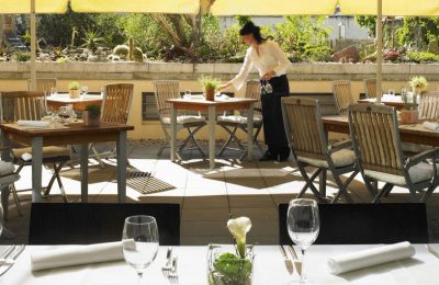 Garten 3 Frau deckt Tisch im Garten