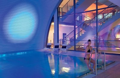 Pool Frau steigt aus dem Pool