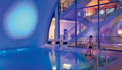 Pool Frau steigt aus dem Pool