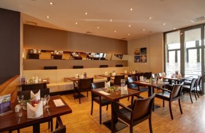 Restaurant 2 Gedeckte Tische im Restaurant 2