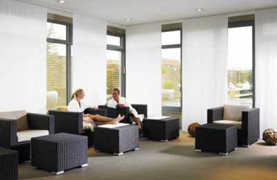 Lounge Mann und Frau in weißen Bademänteln erholen sich in der Spa Lounge
