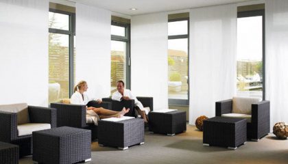 Lounge Mann und Frau in weißen Bademänteln erholen sich in der Spa Lounge