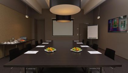 Tagungsraum 2 Schwarzer Tisch mit Stühlen und Leinwand für Tagungen