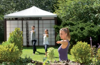 Yoga Eine Gruppe Menschen macht zusammen Yoga