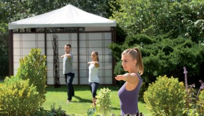 Yoga Eine Gruppe Menschen macht zusammen Yoga