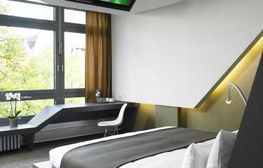 Fernseher Fernseher und Bett in einem Zimmer