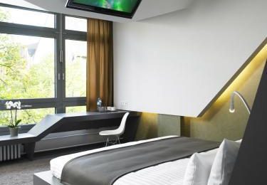 Fernseher Fernseher und Bett in einem Zimmer