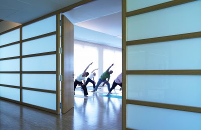 Yoga Eine Gruppe Menschen macht gemeinsam Yoga