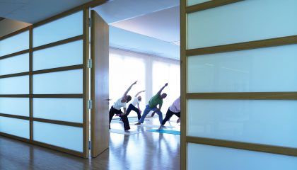 Yoga Eine Gruppe Menschen macht gemeinsam Yoga