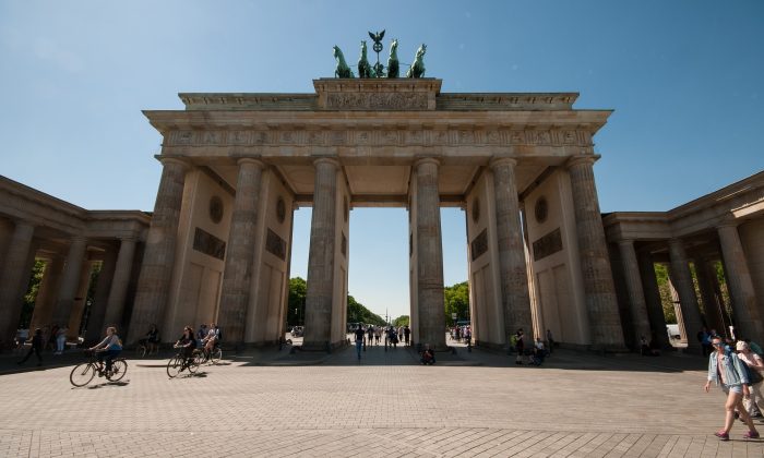 Brandenburger Tor Das Brandenburger Tor an sonnigem Tag vor blauem Himmel