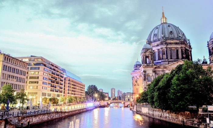 Spree Blick auf die Spree und den Berliner Dom am frühen Abend