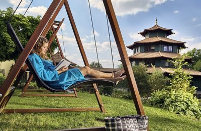 Garten Frau entspannt im Garten in Schaukellieg