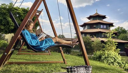 Garten Frau entspannt im Garten in Schaukellieg