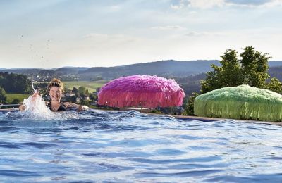 Skypool Frau schwimmt im Dachpool
