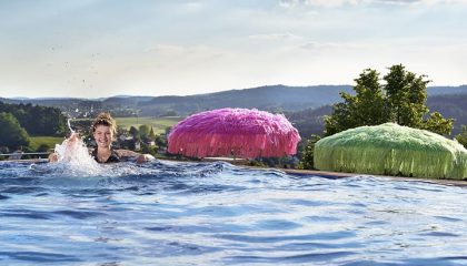 Skypool Frau schwimmt im Dachpool