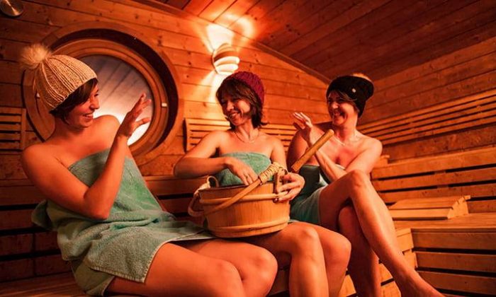 Crazy Ladies Frauen entspannen in der Sauna
