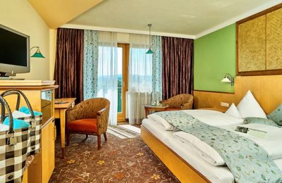 Doppelzimmer “Bergkristall” Bett im Doppelzimmer