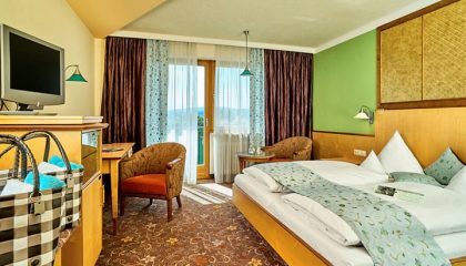 Doppelzimmer “Bergkristall” Bett im Doppelzimmer