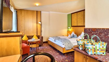 Doppelzimmer “Citrin” Wohnraum im Doppelzimmer