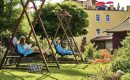 Gartenreich Paar schaukelt im Garten