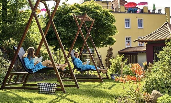 Gartenreich Paar schaukelt im Garten