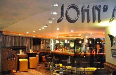 Johns Bar 3 Schriftzug über der Bar