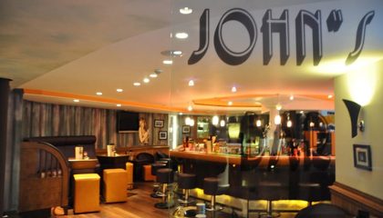 Johns Bar 3 Schriftzug über der Bar