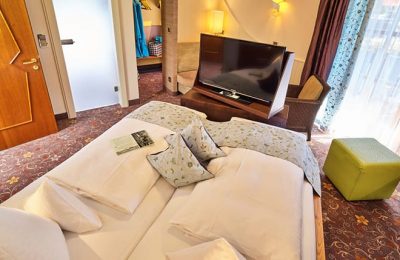 Komfortdoppelzimmer “Rosenquarz” Bett im Komfortdoppelzimmer