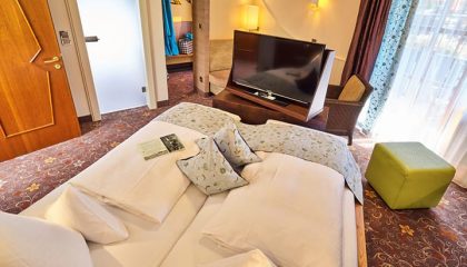 Komfortdoppelzimmer “Rosenquarz” Bett im Komfortdoppelzimmer