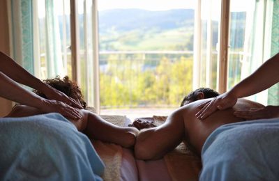 Partneranwendungen Paar genießt parallele Massage