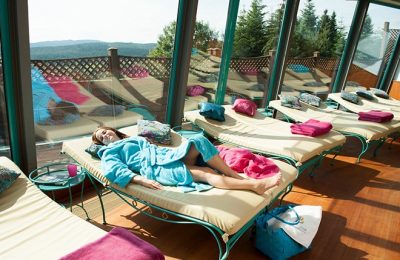 Ruhezone Frau döst im Ruhebereich