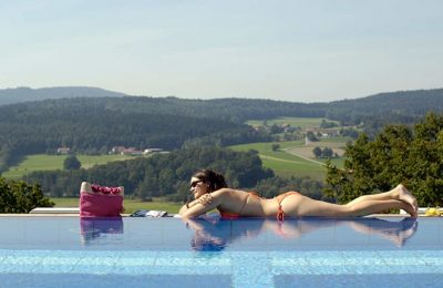 Skypool Frau Frau liegt neben dem Skypool