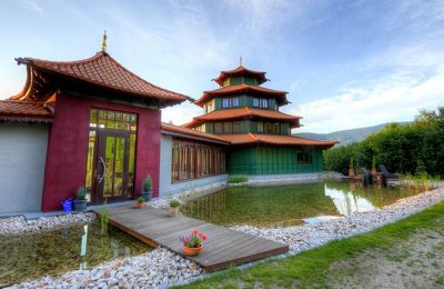 Wellnesspagode Pagode vor blauem Himmel