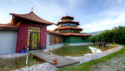 Wellnesspagode Pagode vor blauem Himmel