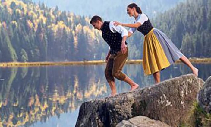 HerzensSache Paar in Dirndel und Trachten an einem See