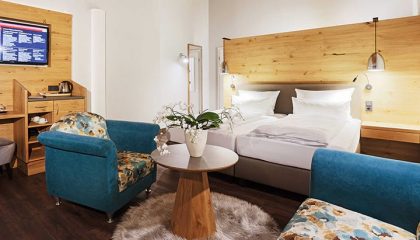 c Wohnraum und Bett im Doppelzimmer Typ 5