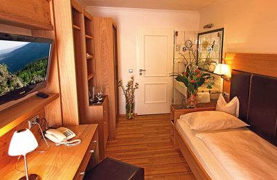 Einzelzimmer Typ 4 Bett und Wohnraum im Einzelzimmer Typ 4