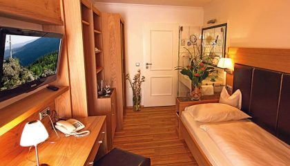Einzelzimmer Typ 4 Bett und Wohnraum im Einzelzimmer Typ 4